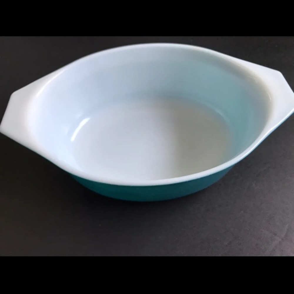 VINTAGE PYREX CASSEROLE DISH - TURQUOISE